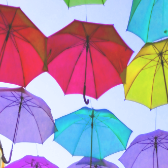 parapluies colorés suspendus