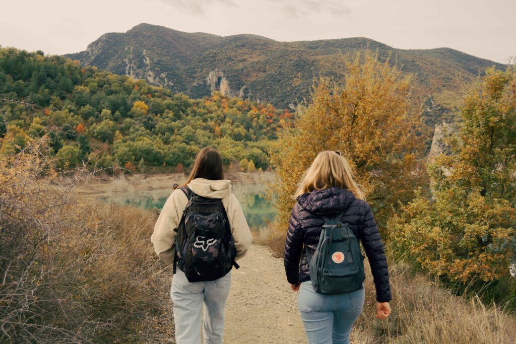 duo qui avancent ensemble sur le chemin