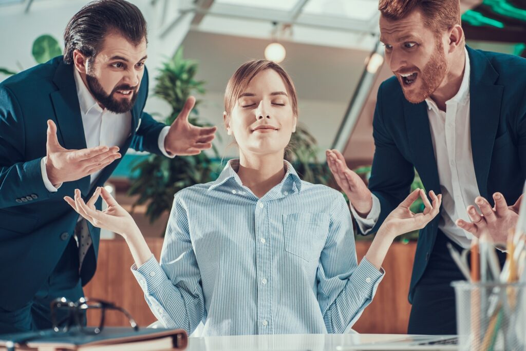 Femme zen entre 2 hommes stressés