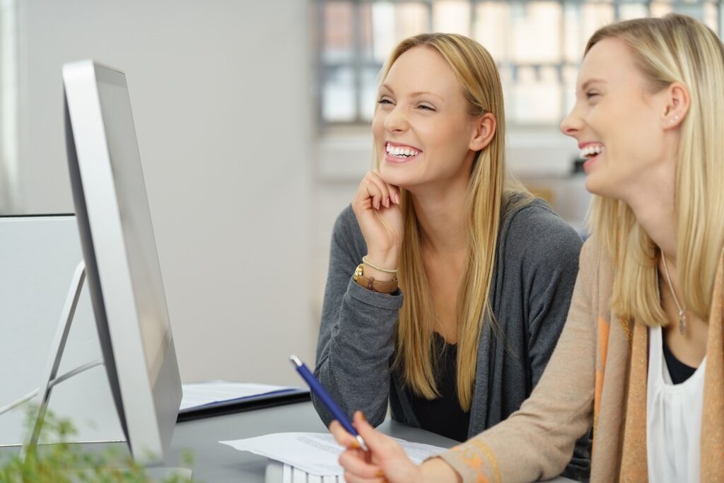 Femmes au bureau qui prennent du plaisir