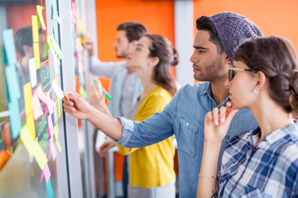 Gens qui organisent ensemble des post-its