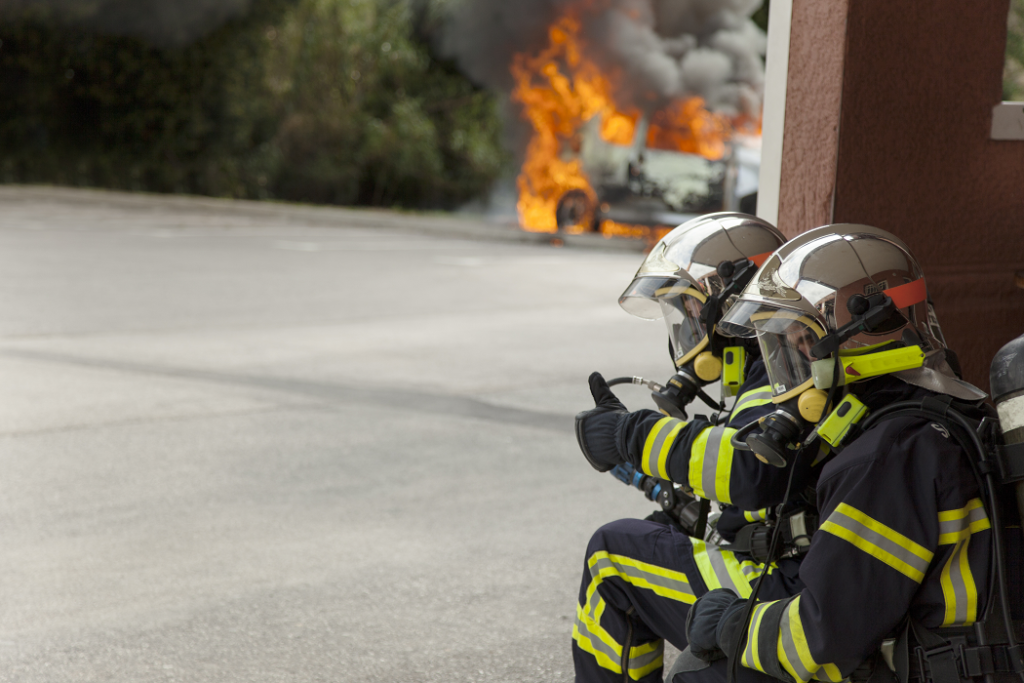 pompiers qui sont près d'un feu